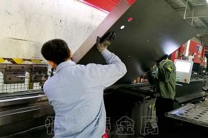 廣州鈑金折彎加工廠家，【恒宇泰金屬】10臺數(shù)控折彎設備0.1MM精度保障